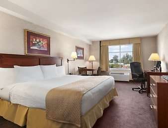 Days By Wyndham Airport Hotel