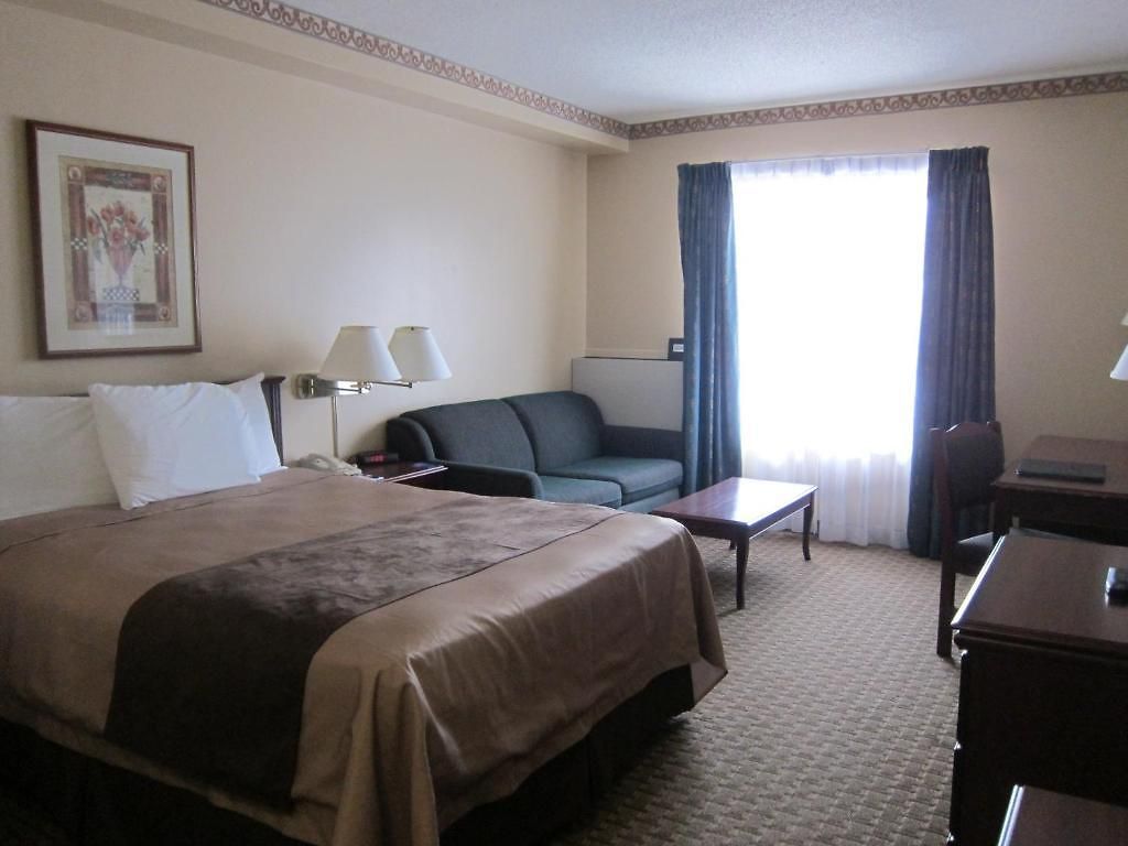 Travelodge By Wyndham West Ottawa