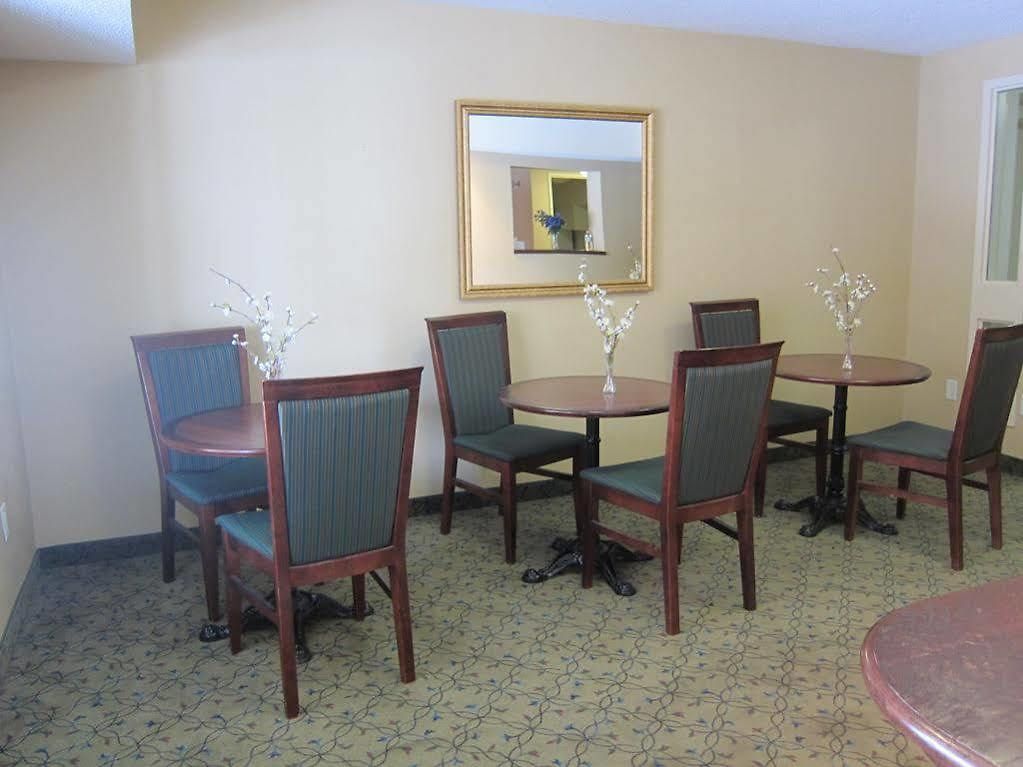Travelodge By Wyndham West Ottawa