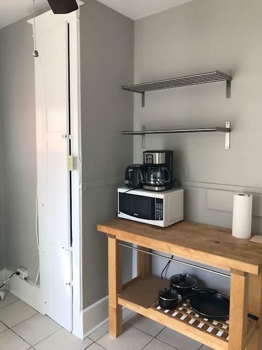 Bright Clean Private In The Heart Of Downtown! Parking Wi-fi Smart Tv Included Apartment
