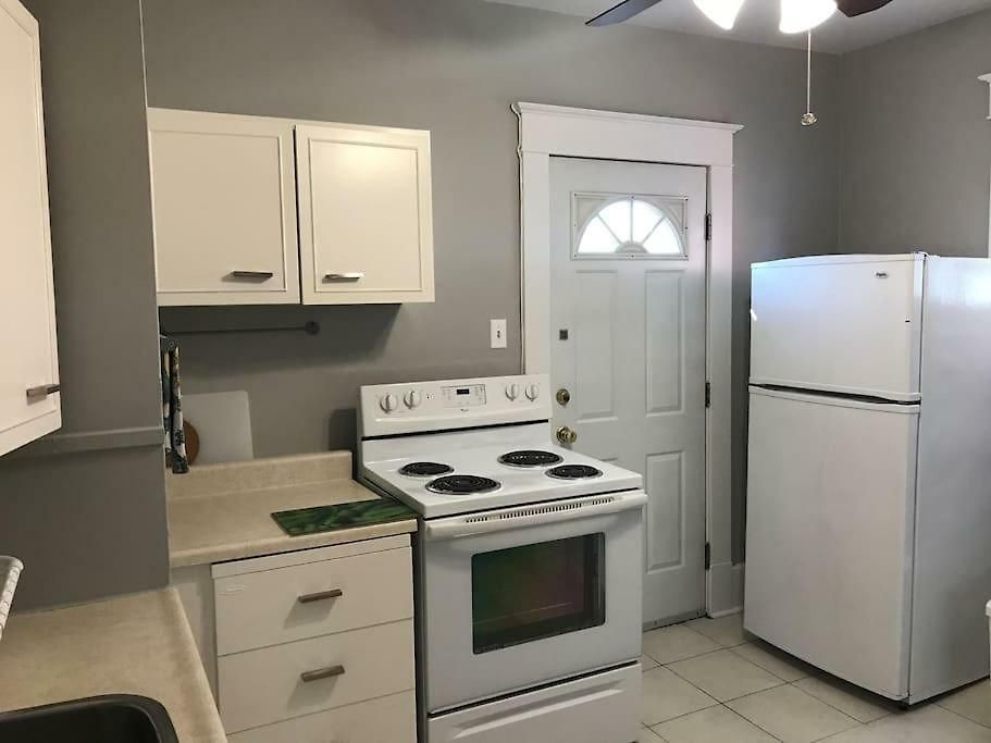Bright Clean Private In The Heart Of Downtown! Parking Wi-fi Smart Tv Included *