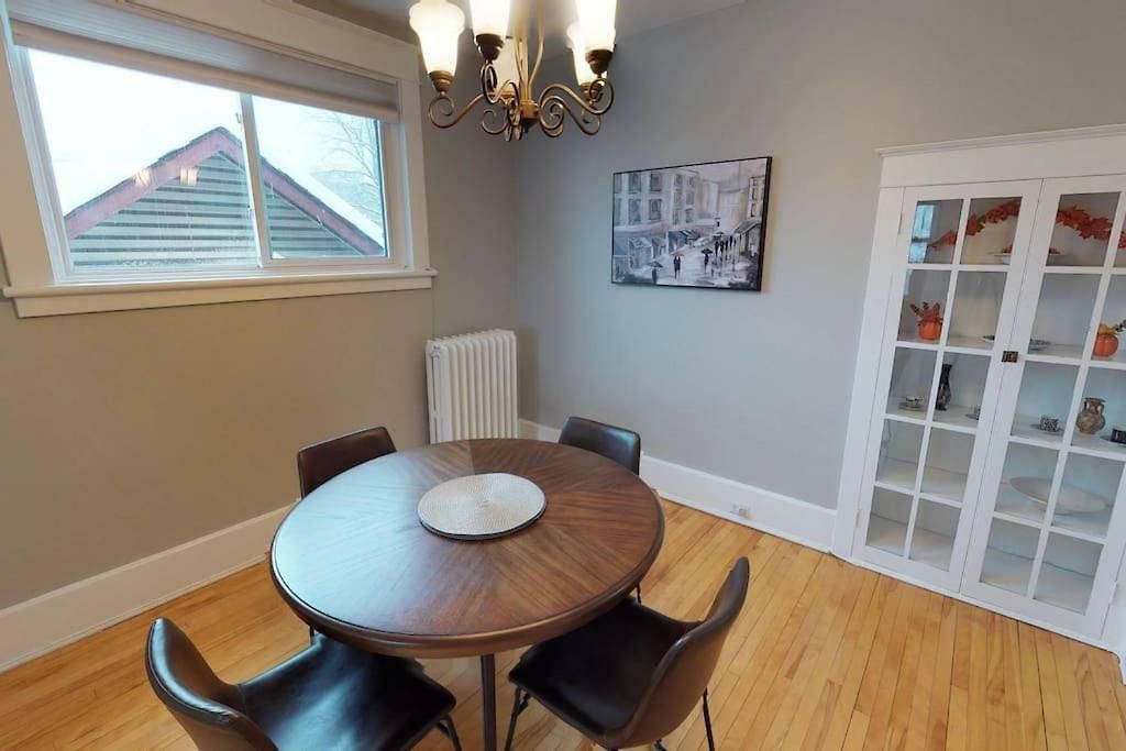 Apartment Bright Clean Private In The Heart Of Downtown! Parking Wi-fi Smart Tv Included *