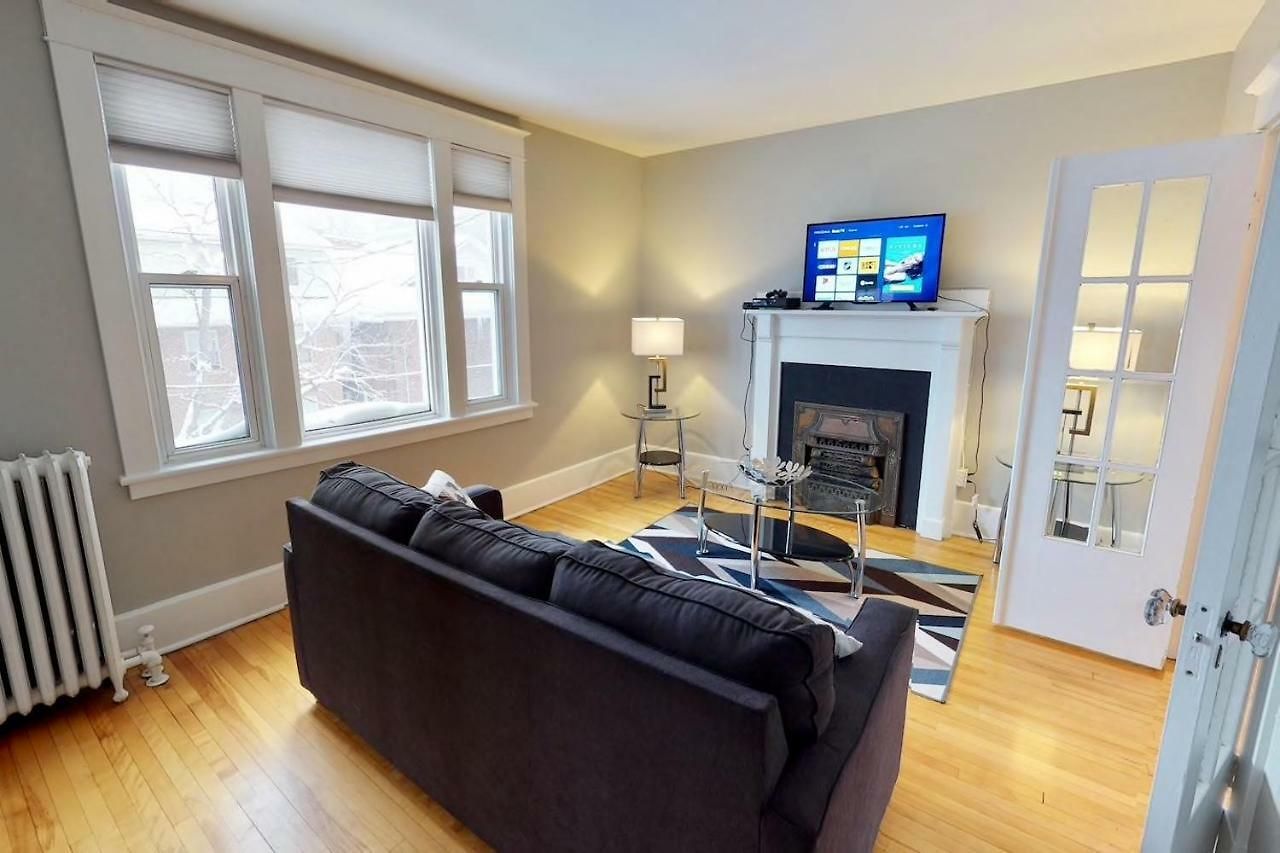 Apartment Bright Clean Private In The Heart Of Downtown! Parking Wi-fi Smart Tv Included