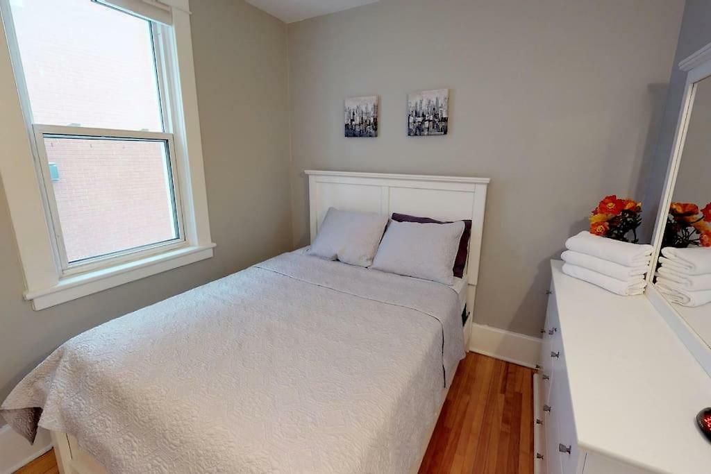 Bright Clean Private In The Heart Of Downtown! Parking Wi-fi Smart Tv Included * Ottawa