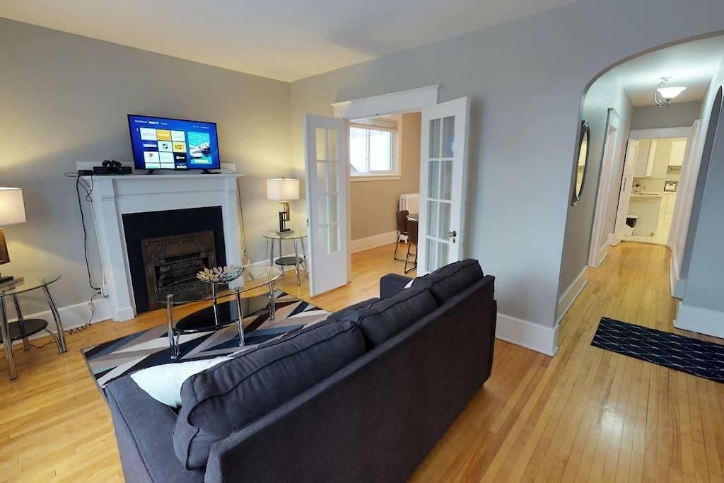 Bright Clean Private In The Heart Of Downtown! Parking Wi-fi Smart Tv Included Ottawa