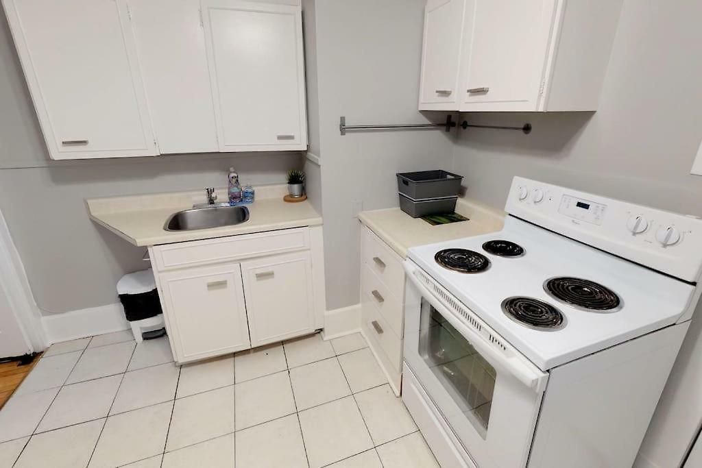 Apartment Bright Clean Private In The Heart Of Downtown! Parking Wi-fi Smart Tv Included *
