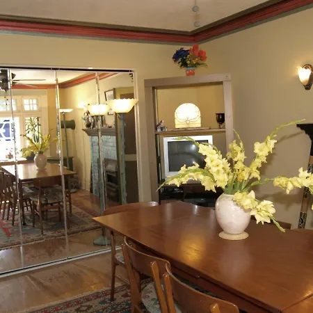 Bed & Breakfast Downtown 3*