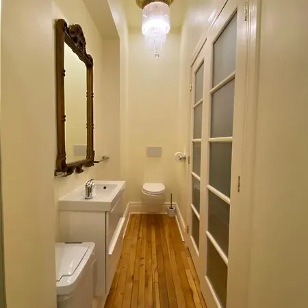 Gold Door Bed & Breakfast 2*