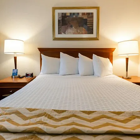 Travelodge By Wyndham East Hotel
