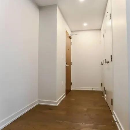 Downtown Luxury 1 Bedroom With Underground Parking Apartment