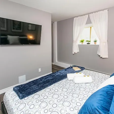 Newly Renovated - Modern 1Br With King Bed - Byward Market Apartment *