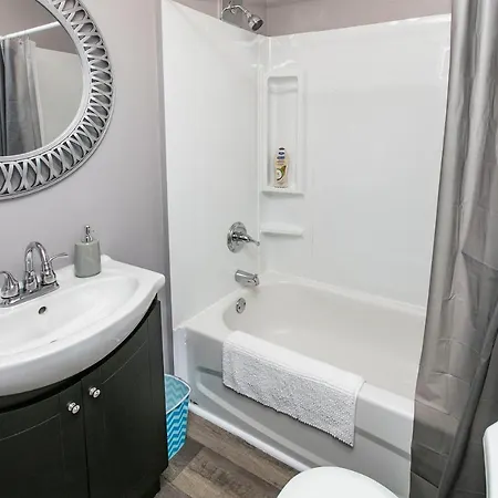Newly Renovated - Modern 1Br With King Bed - Byward Market