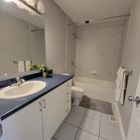 Cozy 3 Bedroom Town House 20 Min From Down Town And Airport Apartment *