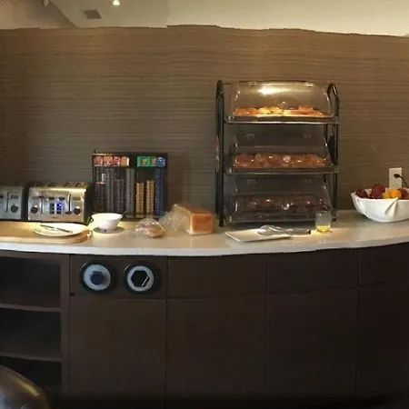 Ramada By Wyndham On The Rideau 3*