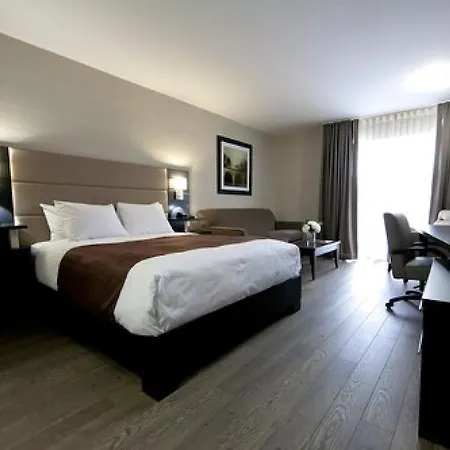 Ramada By Wyndham On The Rideau 3*