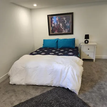 Place You Can Call !!! Near Airport Guest house Ottawa