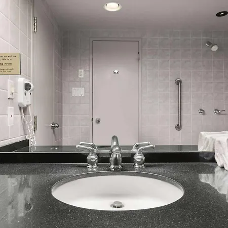 Days By Wyndham West Hotel Ottawa