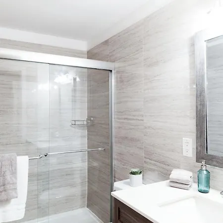 Modern, Luxurious Near Downtown *