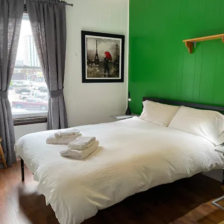 Barefoot Hostel *