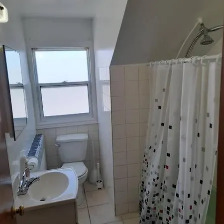 Cheerful 2-bedroom Near Downtown With Free Parking Apartment Ottawa