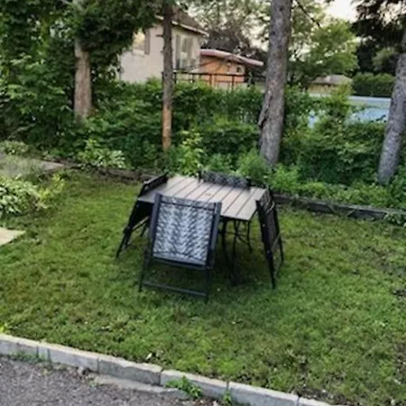 Cheerful 2-bedroom Near Downtown With Free Parking