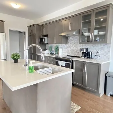 Brand New 3 Bedrooms With Free Parking+wifi Villa