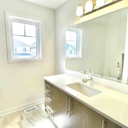 Brand New 3 Bedrooms With Free Parking+wifi Villa