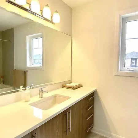 Brand New 3 Bedrooms With Free Parking+wifi Villa Ottawa