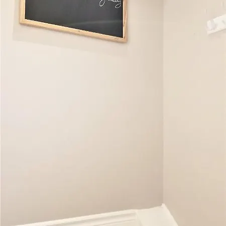 Charming Studio With Parking, Netflix, Full Kitchen - Close To Algonquin College Apartment Ottawa