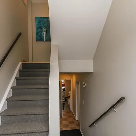 Well Located Entire Luxury 2 Bedroom Parking Wi-fi Apartment *