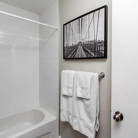 Well Located Entire Luxury 2 Bedroom Parking Wi-fi *