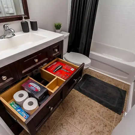 Well Located Entire Luxury 2 Bedroom Parking Wi-fi Apartment
