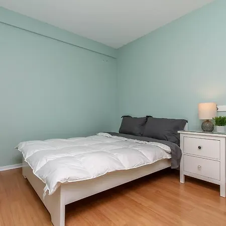 Perfect Location & Luxury 2 Bed Parking Wifi Apartment
