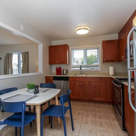 Perfect Location & Luxury 2 Bed Parking Wifi Apartment *