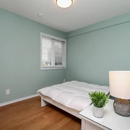 Perfect Location & Luxury 2 Bed Parking Wifi Apartment *