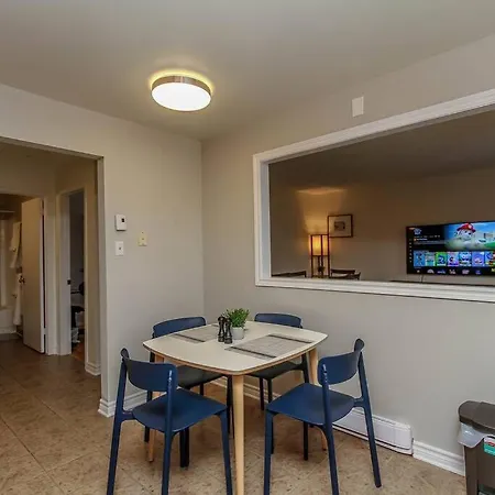 Perfect Location & Luxury 2 Bed Parking Wifi Apartment *