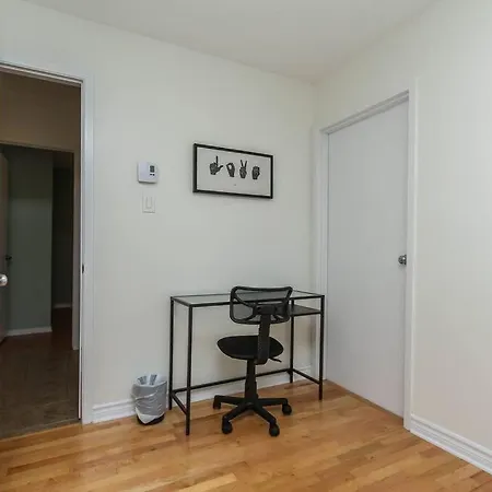 Perfect Location & Luxury 2 Bed Parking Wifi Apartment *