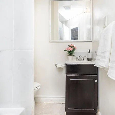 Charming Studio Apt Near Downtown W Queen Bed