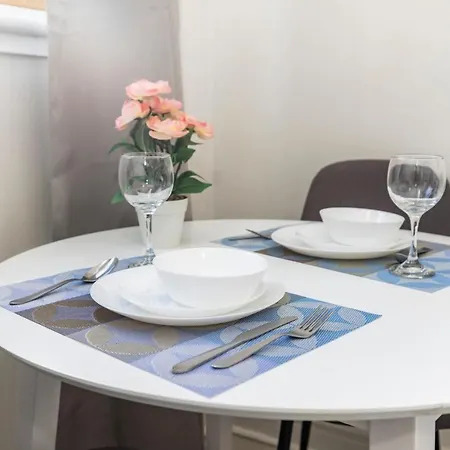 Apartment Charming Studio Apt Near Downtown W Queen Bed