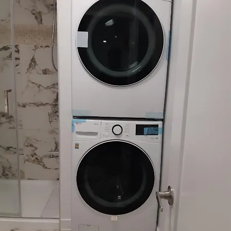 2 Bedroom Unit With Full Kitchen And Bathroom Apartment *