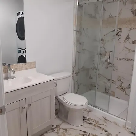 Apartment 2 Bedroom Unit With Full Kitchen And Bathroom