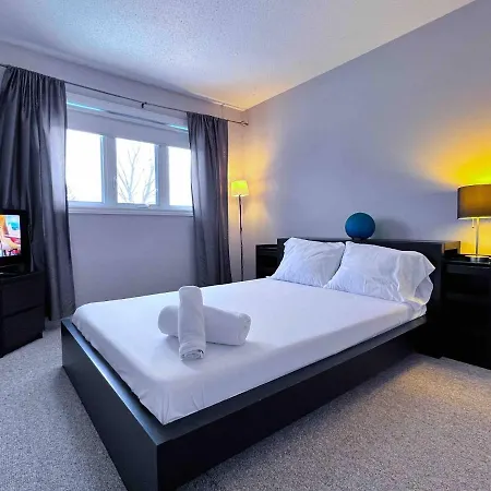 Holiday home Spacious Family Close To Downtown With King Bed Num1 *