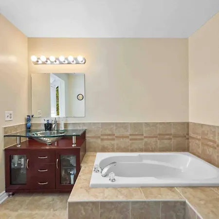 Spacious Family Close To Downtown With King Bed Num1 Ottawa