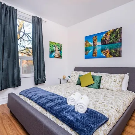 Modern 2br - King Bed - Steps To *