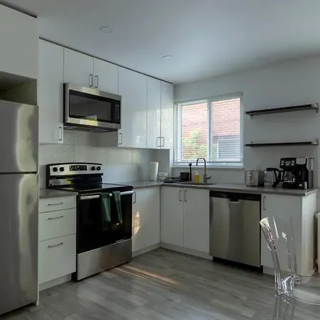 Executive 3Br With Ac Monthly Stays East Ottawa Apartment