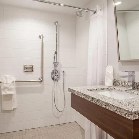 Hotel East By Ihg