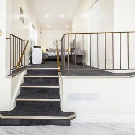 Modern 1br Apt - King Bed - Mid Chinatown Apartment Ottawa