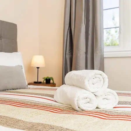 Holiday home Cute 4br With Sunny Patio Near Rosehill Park *