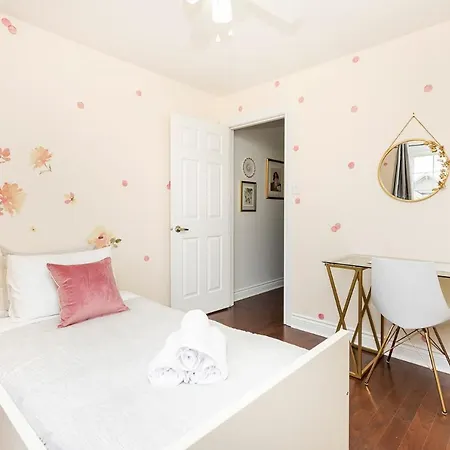 Cute 4br With Sunny Patio Near Rosehill Park Holiday home Ottawa