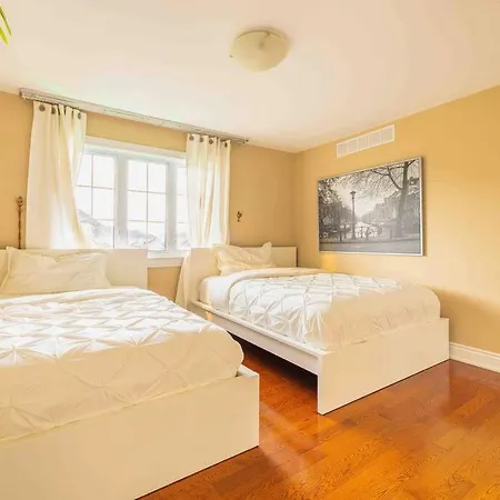 Villa Luxury Mansion W/hot Tub, Pool Table & 10 Beds! *